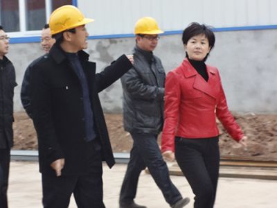 肖總陪同周市長參觀廠區(qū)建設